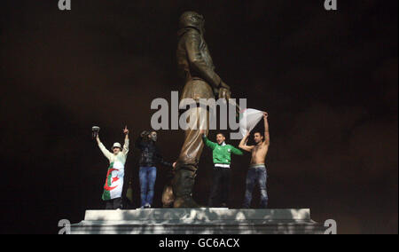 Fußballfans feiern auf dem Trafalgar Square in London, als sich ihr Team Algerien für die Weltmeisterschaft in Südafrika qualifizierte und Ägypten gewann. Stockfoto