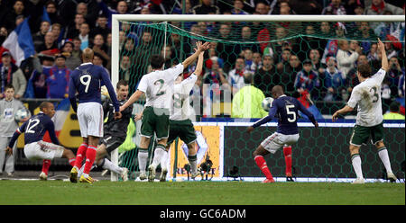 Der Franzose William Gallas (zweiter rechts) erzielt das Siegertor, nachdem er von Thierry Henry (links) während des FIFA World Cup Qualifying Play Off im Stade de France, Paris, aufgestellt wurde. Stockfoto