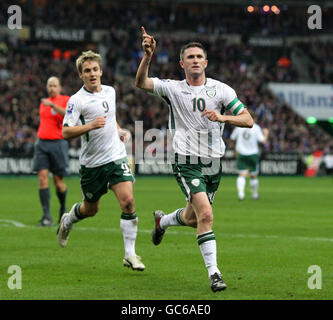 Robbie Keane (rechts), Irlands Republik, nachdem er während des FIFA World Cup Qualifying Play Off im Stade de France, Paris, das Eröffnungstreffer erzielt hatte. Stockfoto