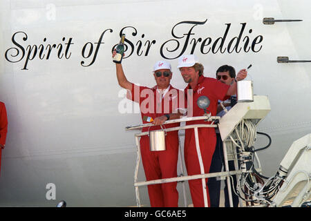 SIR FREDDIE LAKER UND VIRGIN-ATLANTIC-CHEF RICHARD BRANSON FEIERN, NACHDEM EIN JUMBO-JET DEN NAMEN „SPIRIT OF SIR FREDDIE“ ERHIELT – V.A STARTET AM 16. JUNI 1992 DEN IT-SERVICE NACH ORLANDO, FLORIDA. Stockfoto