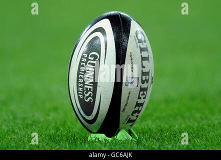 Rugby Union - freundlich - Saracens gegen Südafrika - Wembley Stadium. Gesamtansicht eines Gilbert Guinness Premiership Matchballs auf einem kickenden T-Shirt Stockfoto