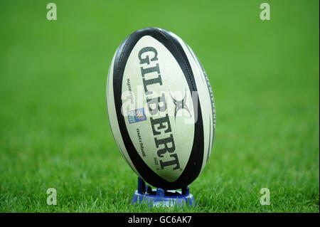 Gesamtansicht eines Gilbert Guinness Premiership Matchballs auf Ein kickendes T-Shirt Stockfoto