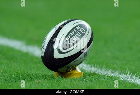 Gesamtansicht eines Gilbert Guinness Premiership Matchballs auf Ein kickendes T-Shirt Stockfoto