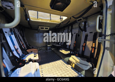 Eine Innenansicht des neuen Warthog-Militärfahrzeugs in einem Aufhänger im Thales-Werk im Stradey Park Business Center in der Nähe von Llanelli, Wales. Stockfoto