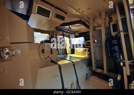 Eine Innenansicht des neuen Warthog-Militärfahrzeugs in einem Aufhänger im Thales-Werk im Stradey Park Business Center in der Nähe von Llanelli, Wales. Stockfoto