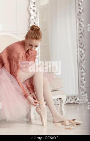 Hübsche junge Ballerina setzt auf Pointe. Home-training Stockfoto