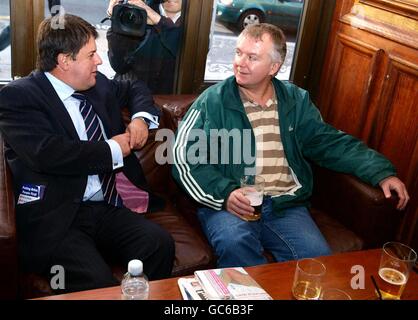 Der BNP-Chef Nick Griffin hat sich mit einem Mitglied der Öffentlichkeit in einer Kneipe unterhalten, als er heute seine Kampagne zum Parlamentsabgeordneten mit einem Rundgang in Barking, Ost-London, startete. Stockfoto