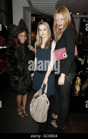 (Von links nach rechts) die Stylistin Alexia, die Künstlerin Daisy de Villeneuve und das Model Olivia Inge nehmen an der ersten Jubiläumsfeier der Furla-Boutique in der Regent Street im Zentrum von London Teil. Stockfoto