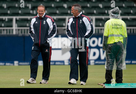 England-Trainer Andy Flower (links) und Teamchef Phil Neale inspizieren den Platz vor dem ersten One Day International im New Wanderers Stadium, Johannesburg, Südafrika. Stockfoto