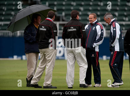 England-Trainer Andy Flower (zweiter rechts) und Teamchef Phil Neale (rechts) sprechen mit den Spielschiedsrichtern, nachdem sie das Spielfeld vor dem ersten One Day International im New Wanderers Stadium, Johannesburg, Südafrika, besichtigt haben. Stockfoto