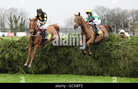 VIC Venturi und Paddy Flood (links) springen neben Keenans Future und Jason Maguire am Chair Fence auf ihrem Weg zum Sieg in der Becher Chase totesport.com über die Grand National Fences in Aintree, Liverpool. Stockfoto