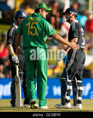 Paul Collingwood aus England spricht mit dem südafrikanischen Kapitän Graeme Smith, nachdem Eoin Morgan von Albie Markel gefangen und später vom Fernsehsender während des zweiten One Day International auf dem Centurion Cricket Ground, Johannesburg, Südafrika, nicht mehr ausgegebenen wurde. Stockfoto