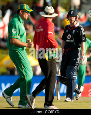 Englands Paul Collingwood spricht mit dem südafrikanischen Kapitän Graeme Smith und dem Schiedsrichter Rod Tucker, nachdem Eoin Morgan von Albie Markel gefangen und später vom Fernsehsender während des zweiten One Day International auf dem Centurion Cricket Ground, Johannesburg, Südafrika, nicht ausgegebenen wurde. Stockfoto