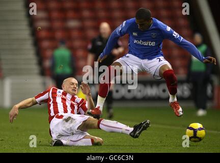 Fußball - Barclays Premier League - Stoke City / Portsmouth - Britannia Stadium. Kevin-Prince Boateng von Portsmouth (rechts) und Andy Wilkinson von Stoke City (links) kämpfen um den Ball Stockfoto