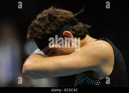 Der Argentinier Juan Martin Del Potro reagiert, als er beim Barclays ATP World Tennis Tour Finale in der o2 Arena in London gegen den Briten Andy Murray antritt. Stockfoto