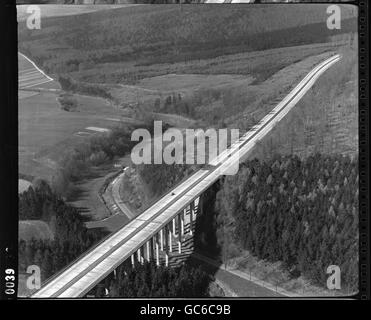 NUR ZUR REDAKTIONELLEN VERWENDUNG - OBLIGATORISCHE KREDITKRONE COPYRIGHT/RCAHMS Viadukt auf der Bundesautstraße 7 bei Melgerhausen bei Hessen in Deutschland. Dieses schräge Bild wurde am 17. April 1952 von einem Moskitoflugzeug der 58 Squadron der Royal Air Force aufgenommen. Das Bild stammt aus dem Aerial Reconnaissance Archive (TARA), dessen Verwalter die Royal Commission on the Ancient and Historical Monuments of Scotland (RCAHMS) ist und die ab diesem Montag der Öffentlichkeit online zur Verfügung steht. Stockfoto