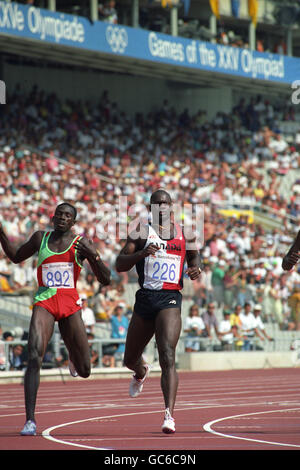 BEI DEN XXV-SPIELEN DER OLYMPIADE KEHRTE DER KANADISCHE SPRINTER BEN JOHNSON (RECHTS) ZURÜCK, ALS ER HEUTE IM OLYMPIASTADION IN DER HETAS DER 100 M LIEF UND ZWEITER WURDE. Stockfoto