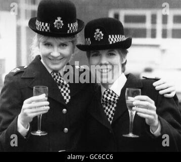 WPC DONNA HARRIS (LOUISE HARRISON) (LINKS) UND WPC CATHY MARSHALL (LYNNE MILLER) VON DER BESETZUNG VON THAMES'S "THE BILL" FEIERN DIE NACHRICHTEN, DASS DAS PROGRAMM DEN ITV'S-GEGENANGRIFF AUF DIE BBC ALS TEIL EINES 29 MILLIONEN PFUND DEAL ANFÜHREN SOLL, UM PROGRAMME AN DAS NETZWERK ZU LIEFERN, NACHDEM DIE SENDER'S-FRANCHISE IN DIESEM JAHR ENDET. Stockfoto