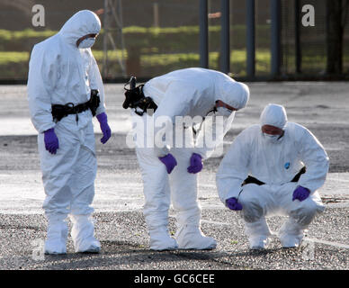 Forensische Polizeibeamte untersuchen das Gebiet, in dem eine Autobombe teilweise vor dem Hauptquartier des nordirischen Polizeipräsidums in Belfast explodierte. Stockfoto