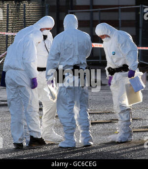 Forensische Polizeibeamte untersuchen das Gebiet, in dem eine Autobombe teilweise vor dem Hauptquartier des nordirischen Polizeipräsidums in Belfast explodierte. Stockfoto