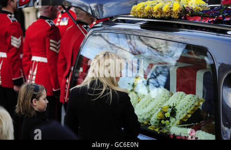 Der Leichenwagen, der den Sarg des 18-jährigen Wachmanns Jimmy Major trägt, kommt zu seinem Trauerdienst in der St. Peter's Church in Cleethorpes, wo seine Mutter Kim Major und seine Schwester Paige, elf, beobachtet werden. Stockfoto