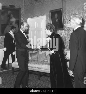 Die Premierministerin Margaret Thatcher, flankiert von ihrem Mann Denis (rechts), begrüßt Flt. Michael George, Chief P/O Fellows, in der Downing Street Nr. 10 in London, als er unter den Teilnehmern eines Abendessens für einige der an der Falklands-Kampagne Beteiligten war. Stockfoto