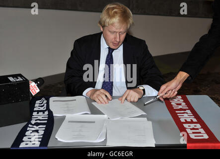 Der Londoner Bürgermeister Boris Johnson unterschrieb das offizielle Gastgeberstadtabkommen für die Bewerbung Londons für die FIFA-Weltmeisterschaft 2018/2022 in England im Londoner City Hall. Stockfoto