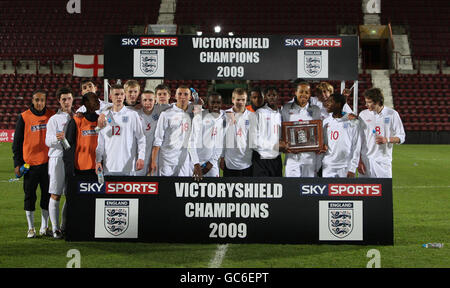Englands Team mit dem Victory Shield während des Victory Shield-Spiels im Tynecastle Stadium, Edinburgh. Stockfoto