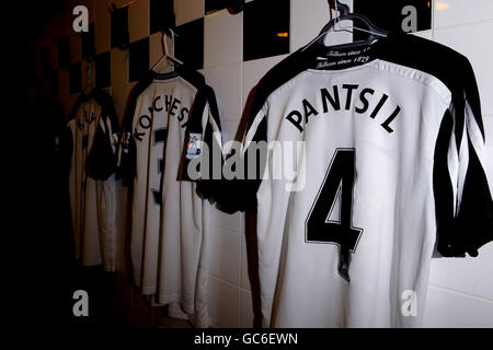 Fußball - Barclays Premier League - Fulham gegen Blackburn Rovers - Craven Cottage. Fulham-Spieler-Shirts hängen in der Umkleidekabinen Stockfoto