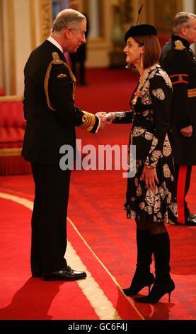 Amanda Berry, Geschäftsführerin der British Academy of Film and Television Arts (BAFTA), erhält ihre OBE vom Prince of Wales während Investituren im Buckingham Palace in London. Stockfoto