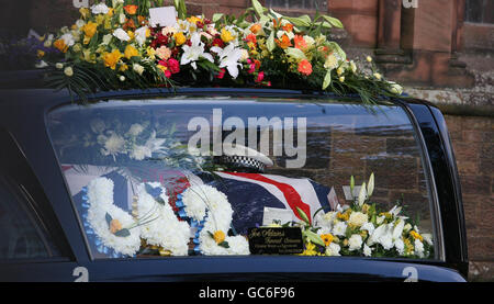 Der Sarg des Polizisten Bill Barker kommt zu seiner Beerdigung in der Kirche St. Mary und St. Michael in seiner Heimatstadt Egremont an. Stockfoto