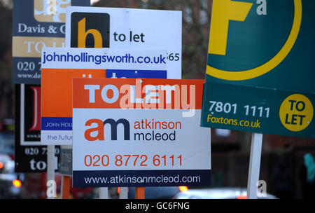 Die Preise für das Haus. Immobilienmakler-Boards sind in Lambeth, London, zu sehen. Stockfoto
