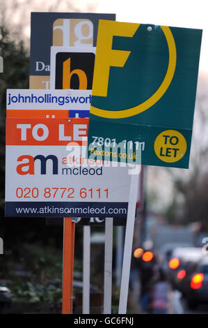 Die Preise für das Haus. Immobilienmakler-Boards sind in Lambeth, London, zu sehen. Stockfoto