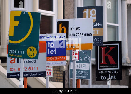 Die Preise für das Haus. Immobilienmakler-Boards sind in Lambeth, London, zu sehen. Stockfoto