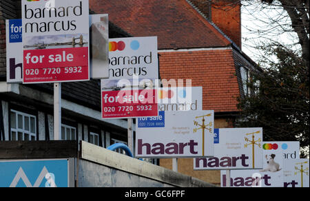 Immobilienmakler Boards sind in Lambeth, London gesehen. Stockfoto