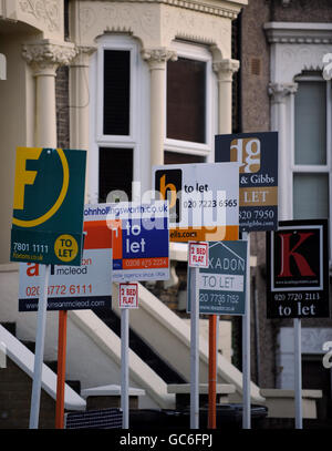 Die Preise für das Haus. Immobilienmakler-Boards sind in Lambeth, London, zu sehen. Stockfoto