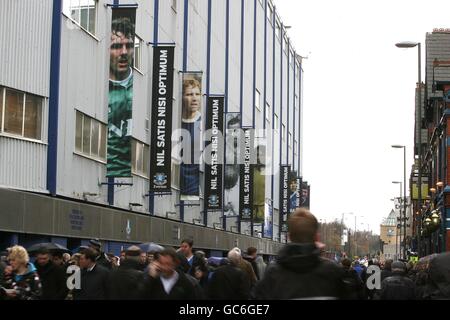 Fußball - Barclays Premier League - Everton gegen Liverpool - Goodison Park. Fans kommen für das Spiel Stockfoto