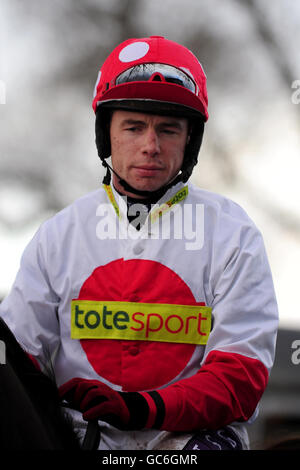 Rennen - Weihnachtsmarkttag - Uttoxeter Racecourse. Jockey Denis O'Regan während des Weihnachtsmarkttages auf der Rennbahn Uttoxeter. Stockfoto