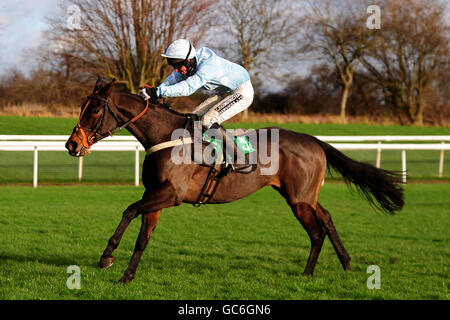 Rennen - Weihnachtsmarkttag - Uttoxeter Racecourse. Die Hard and Fast wird von Dean Coleman während der Hürde für den Verkauf von Fine Art Keramik während des Weihnachtsmarkttages auf der Uttoxeter Racecourse gefahren. Stockfoto