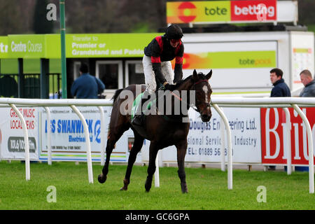 Rennen - Weihnachtsmarkttag - Uttoxeter Racecourse. Santinhino von Derek Laverty während der Hürde der Novizen des Kase Hotels während des Weihnachtsmarkttages auf der Rennbahn Uttoxeter. Stockfoto