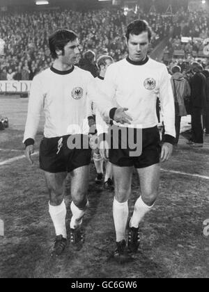 Fußball - Fußball-Europameisterschaft 1968 - Qualifikation - Westdeutschland V Albanien - Dortmund. Gerd Muller (l.) spricht mit Franz Beckenbauer (r.) Stockfoto