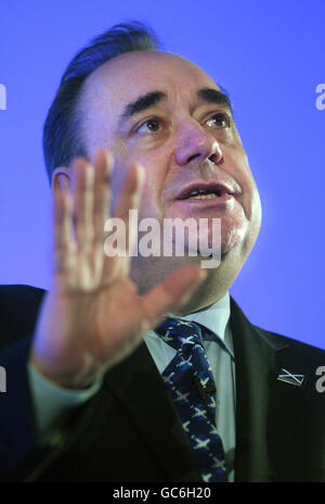 Erster Minister Alex Salmond spricht, als die SNP ein Weißbuch für eine Abstimmung über Verfassungsreform auf dem Craiglockhart Campus der Napier University, Edinburgh, lanciert. Stockfoto