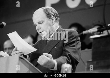 Archive-PA130660-24 Herr Iain Macleod während seiner Rede über Steuern und Wirtschaftspolitik, für die er eine standing Ovation erhielt. Stockfoto