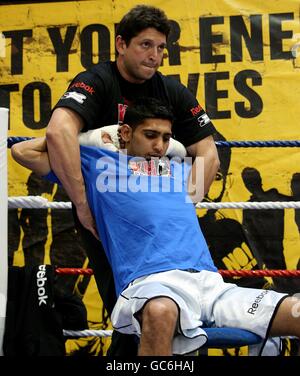 Boxen - Amir Khan Media Workout - Handschuhe Community Center. Amir Khan während des Medientaugs im Gloves Community Center, Bolton. Stockfoto