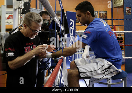 Amir Khan mit Trainer Freddie Roach (links) beim Media Workout im Gloves Community Center, Bolton. Stockfoto