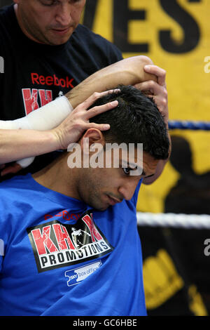 Boxen - Amir Khan Media Workout - Handschuhe Community Center. Amir Khan während des Medientaugs im Gloves Community Center, Bolton. Stockfoto