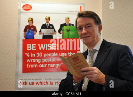 Wirtschaftsminister Lord Mandelson liest ein Sparbuch der Post während einer Promotion für neue Finanzprodukte und -Dienstleistungen, die von der Post im Department for Business, Innovation and Skills (bis), Victoria Street, London angeboten werden könnten. Stockfoto