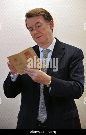 Wirtschaftsminister Lord Mandelson liest ein Sparbuch der Post während einer Promotion für neue Finanzprodukte und -Dienstleistungen, die von der Post im Department for Business, Innovation and Skills (bis), Victoria Street, London angeboten werden könnten. Stockfoto