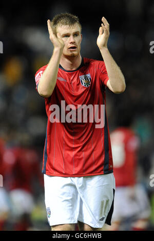 Chris Brunt von West Bromwich Albion applaudiert den Reisenden Fans Die letzte Pfeife Stockfoto