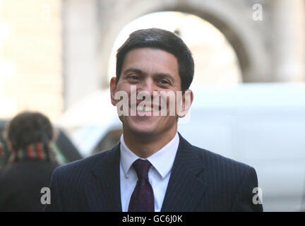 Außenminister David Miliband verlässt das Foreign & Commonwealth Office im Zentrum von London. Zuvor begrüßte er die Ankündigung, dass die fünf Männer, die seit letzter Woche abgehalten wurden, vom Iran freigelassen worden seien und nun in Richtung internationaler Gewässer unterwegs seien. Stockfoto